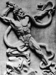 Античний барильєф: воїн бореться з змієм